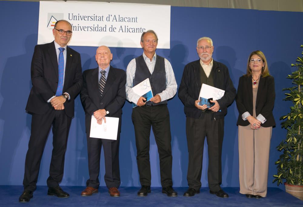 Decenas de profesores y alumnos del CEU, germen de la Universidad de Alicante, se reencuentran en un emotivo acto organizado en el campus.