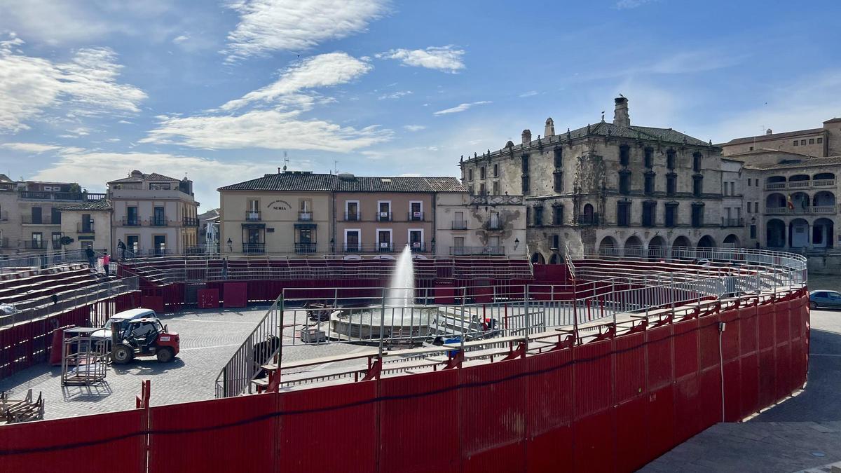 Plaza de toros portátil instalada en la plaza Mayor de Trujillo.