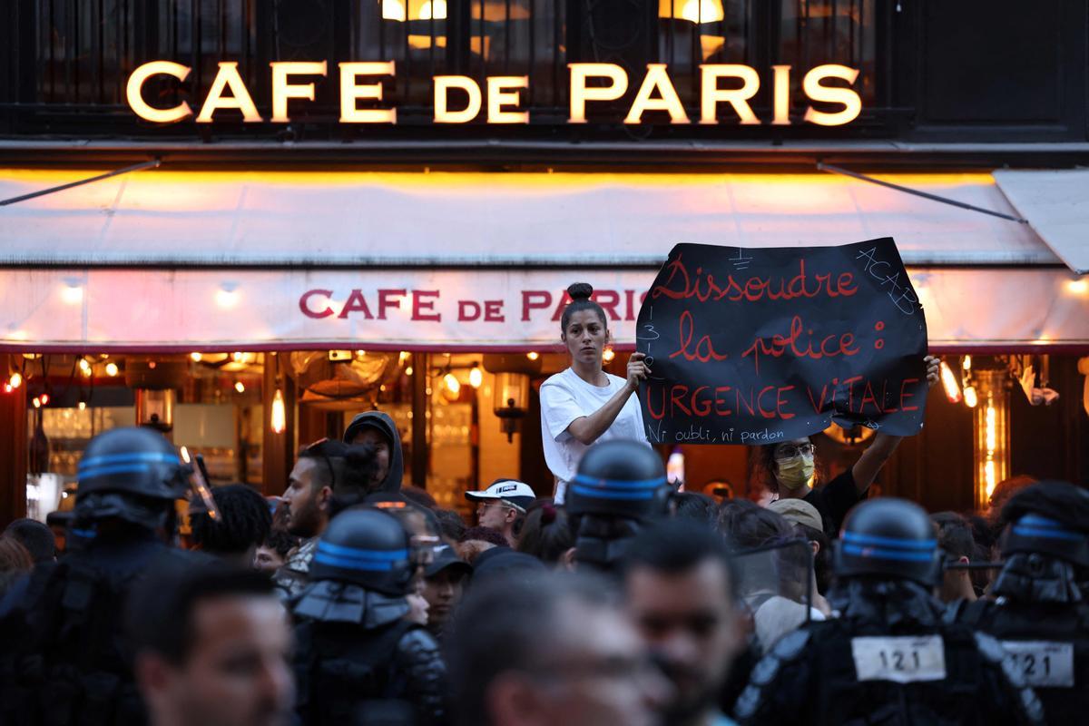 Los disturbios se extienden por Francia en la cuarta noche de protestas. Los manifestantes se enfrentan con la policía antidisturbios en París.