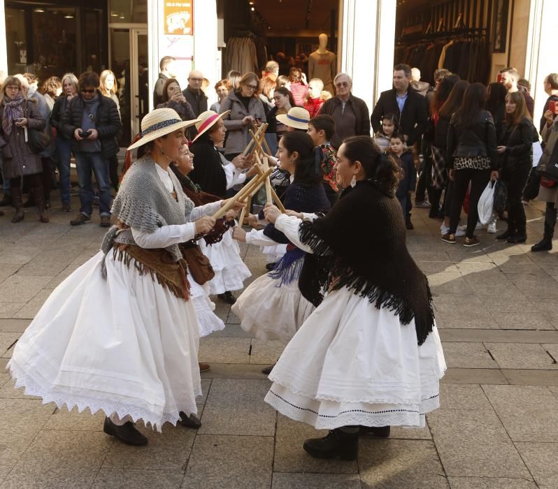 Más de 50 bailarines cerraron su calendario de actuaciones con bailes tradicionales en la calle Príncipe