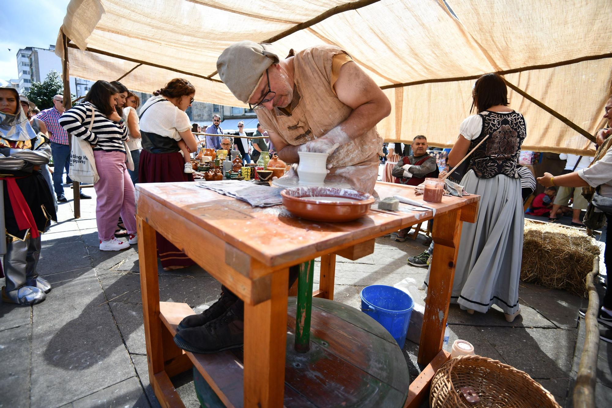 Cortesanos, bufones, damas y caballeros celebran el retorno de su señor: la Feira Franca anima Pontevedra