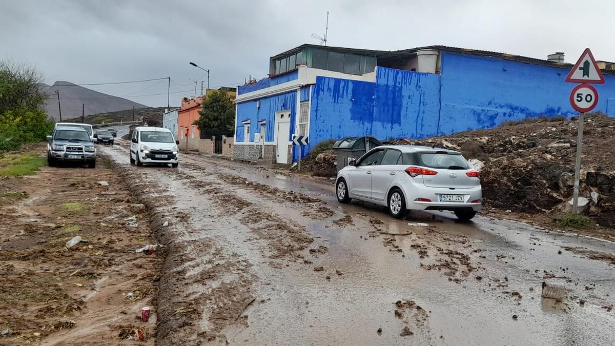 Varias carreteras, como la GC-140, la de Telde, acabaron con tierra y priedras.El agua corrió ayer en el barranco de Pueste, a la altura de Gando y a una entrada al pueblo y urbanización de Ojos de Garza.