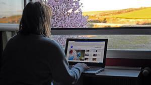 Mujer teletrabajando.