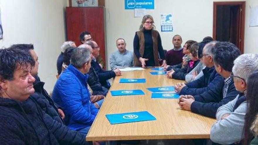 Luisa Piñeiro con el comité ejecutivo local del PP. // FdV