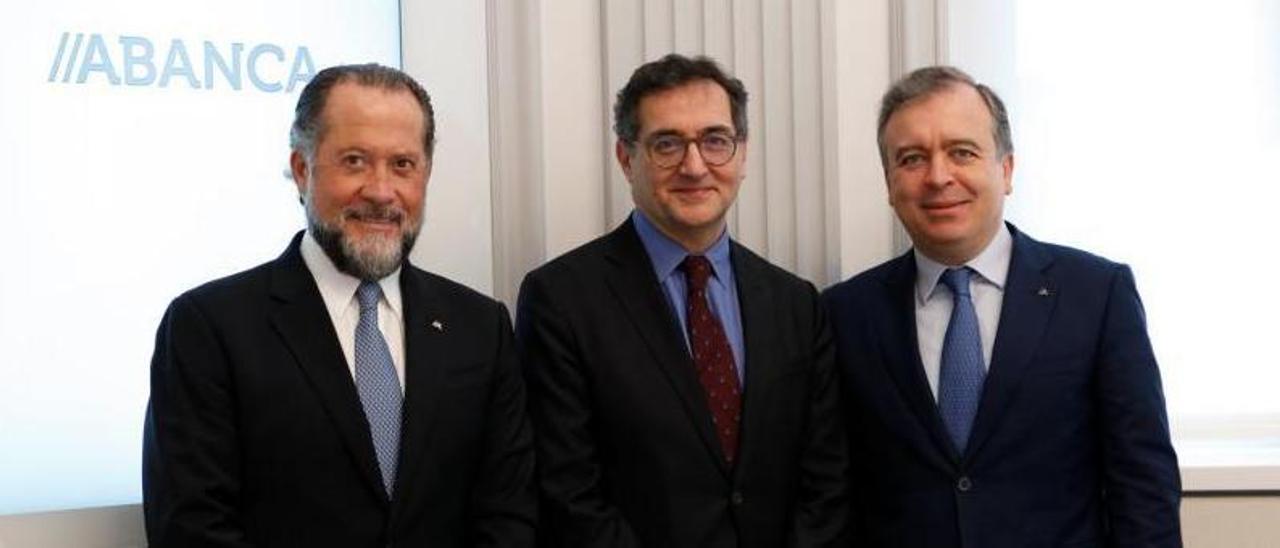 De izquierda a derecha, Juan Carlos Escotet, Alexandre Saada y Francisco Botas. |   // L. O.