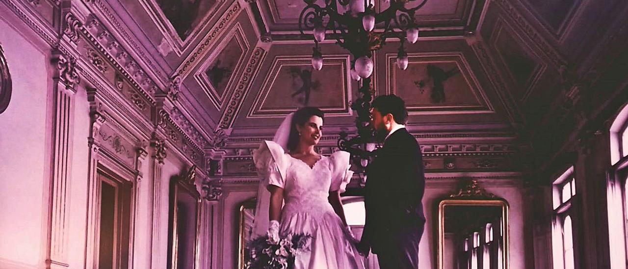 Fotografía de boda de una pareja en el salón de los espejos del balneario de Las Caldas, tomada en 1990. |  Á. F.