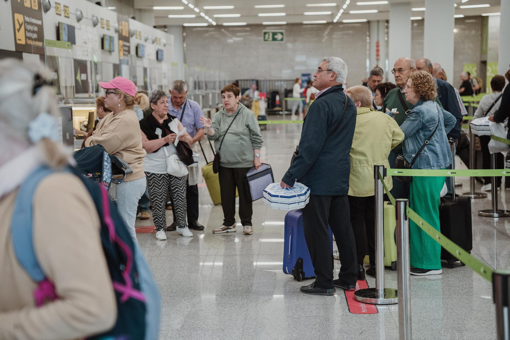 Indignación entre los pasajeros del aeropuerto de Palma: «No vamos a pagar por llevar ensaimadas, si hace falta las tiramos»