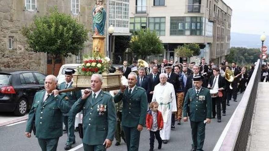 Efectivos del Cuartel de Silleda durante la procesión. // Bernabé