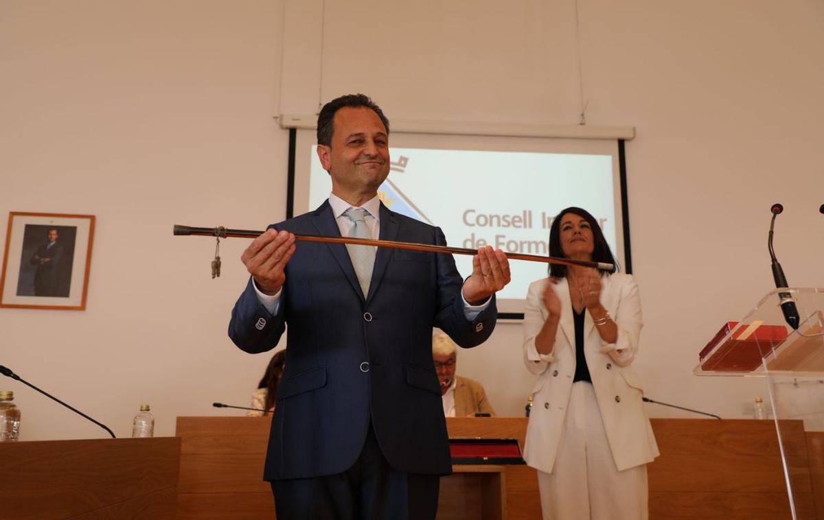 Llorenç Córdoba con el bastón de mando que le entregó la expresidenta, Ana Juan. | C.C.