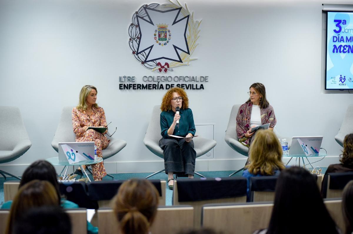 Irene Agea, coordinadora de la Estrategia de Salud Sexual y Reproductiva de Andalucía; Bienvenida Gala, vicesecretaria del ICOES; y Silvia Maraver, delegada territorial de Sanidad y Consumo en Sevilla.