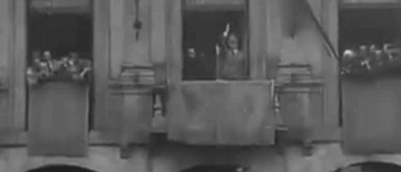 Francisco Franco, en el balcón del Ayuntamiento en 1951, durante la visita que hizo a la ciudad para recoger la medalla de oro del concejo.