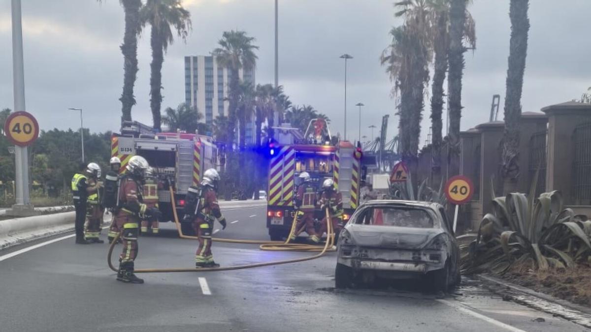 Arde un coche bajo la Onda Atlántica en Las Palmas de Gran Canaria