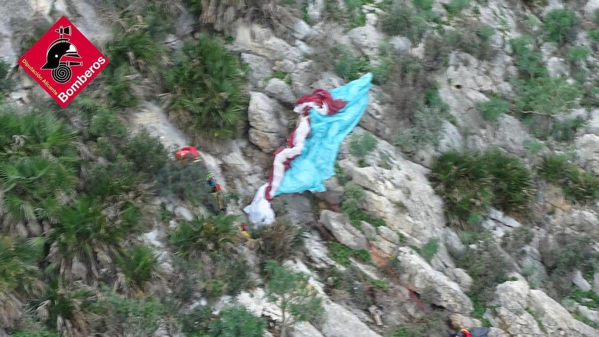 Así ha sido el rescate de un parapentista en una ladera de Calp