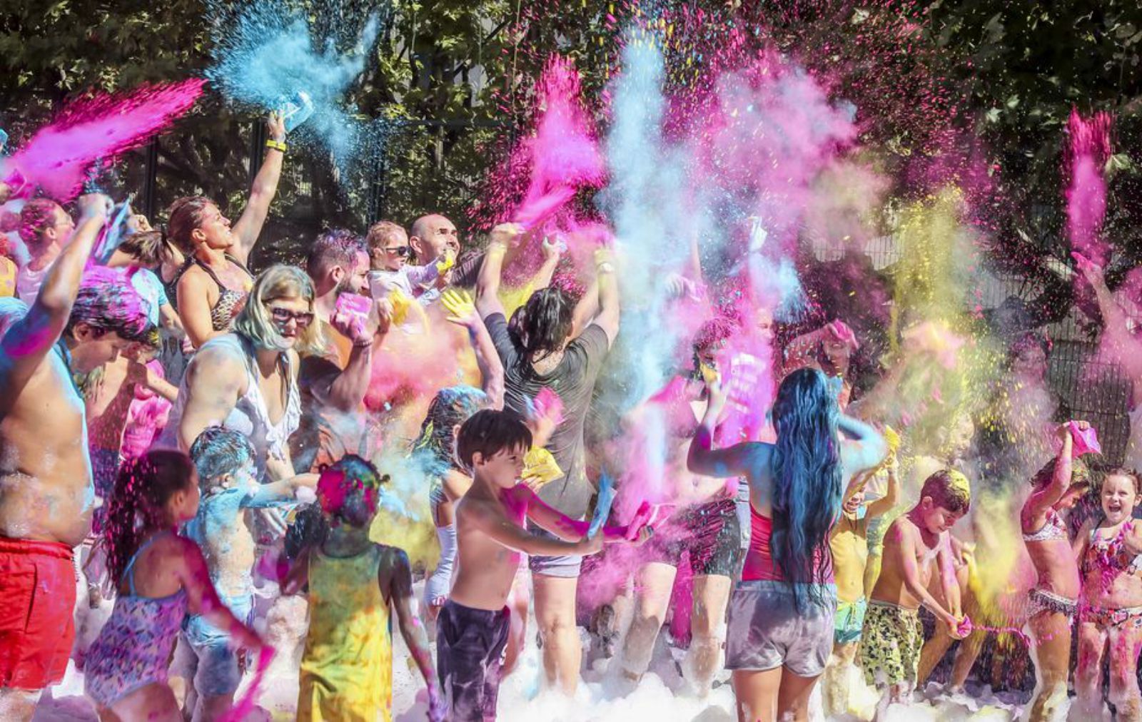 La Holly Party va omplir de color el poble 