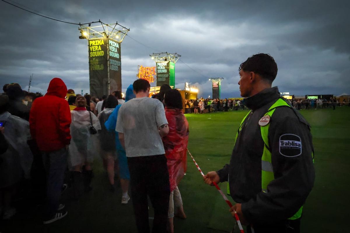 La lluvia suspende temporalmente algunos conciertos el primer día del Primavera Sound. La lluvia suspende temporalmente algunos conciertos el primer día del Primavera Sound.