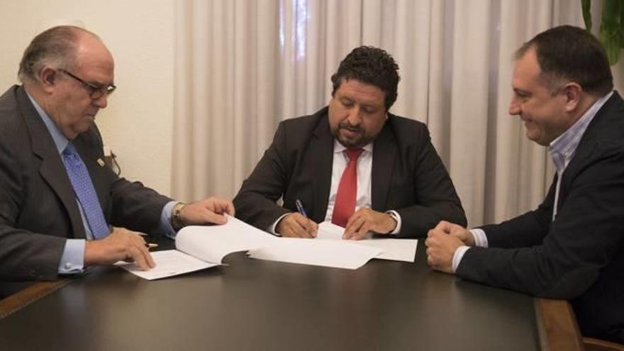 Firma del convenio entre Moliner y el presidente de la Sociedad Española de Cerámica y Vidrio.