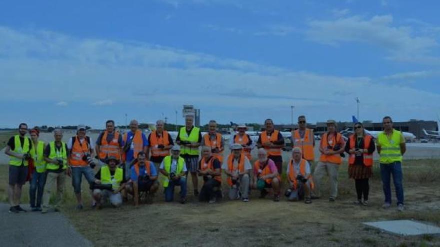 Una vintena d&#039;aficionats  a retratar avions visiten l&#039;aeroport de Girona