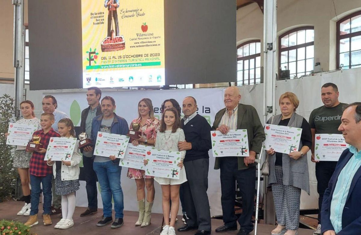 A la izquierda, foto de familia de los ganadores de los concursos del certamen, en presencia de Alejandro Vega. A la derecha, Marcos Ramos, tras ganar el concurso de escanciadores, con su hijo Martín y el Alcalde. | V Alonso