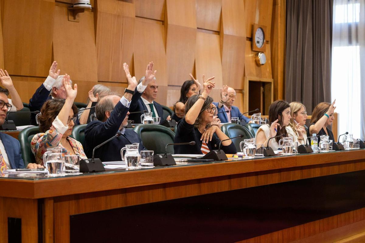 Los concejales de PP y Vox votan a favor de la recalificación de suelos en el antiguo convento de Jerusalén.