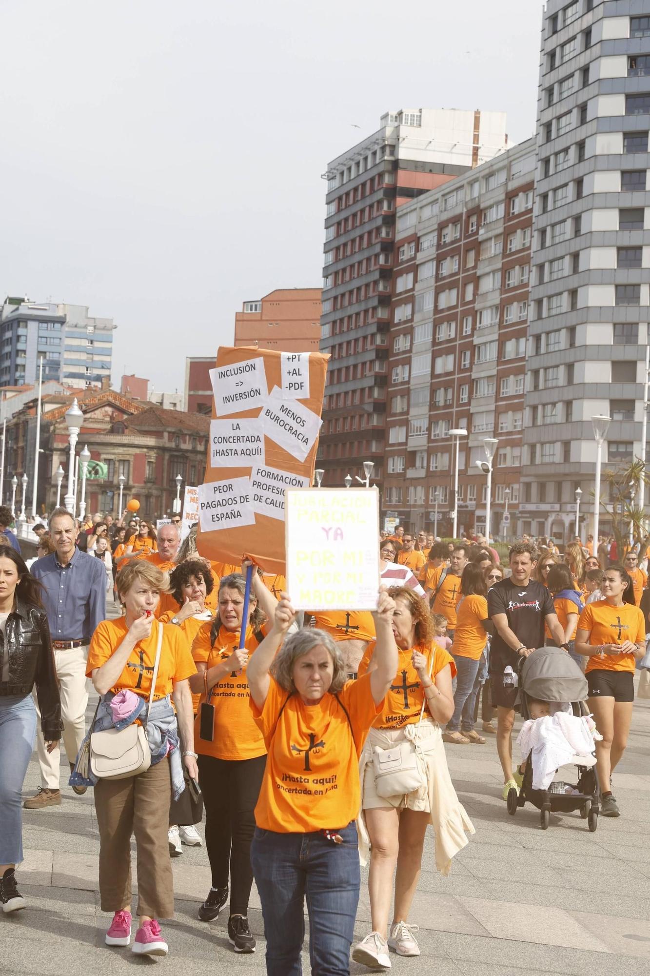 Así fue la gran concentración en Gijón por la educación concertada (en imágenes)