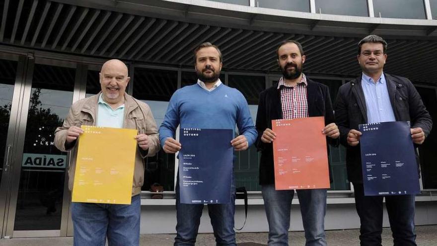 Rey, Cuiña, Otero y Sesto posan con los carteles del Festival de Outono de la coral. // Bernabé/Javier Lalín