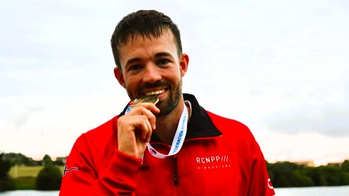 Joan Antoni Moreno muerde su medalla de oro conseguida en Trasona