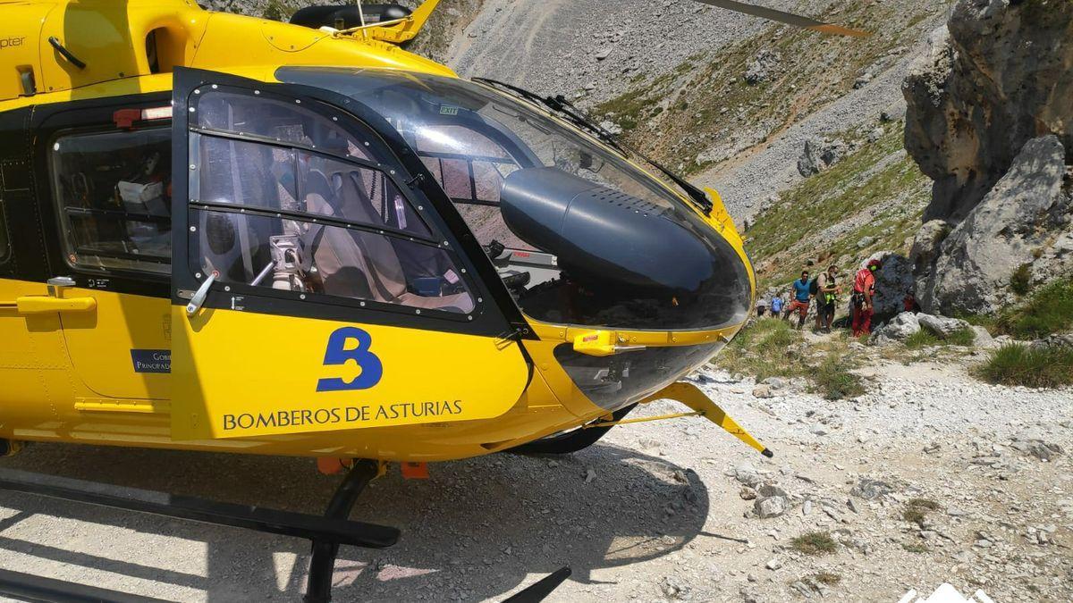 El helicóptero del SEPA en una evacuación en Picos de Europa.
