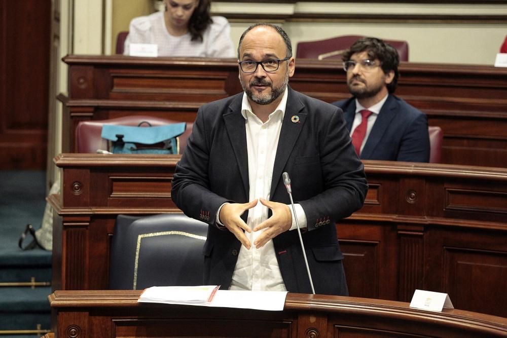 Pleno en el Parlamento de Canarias