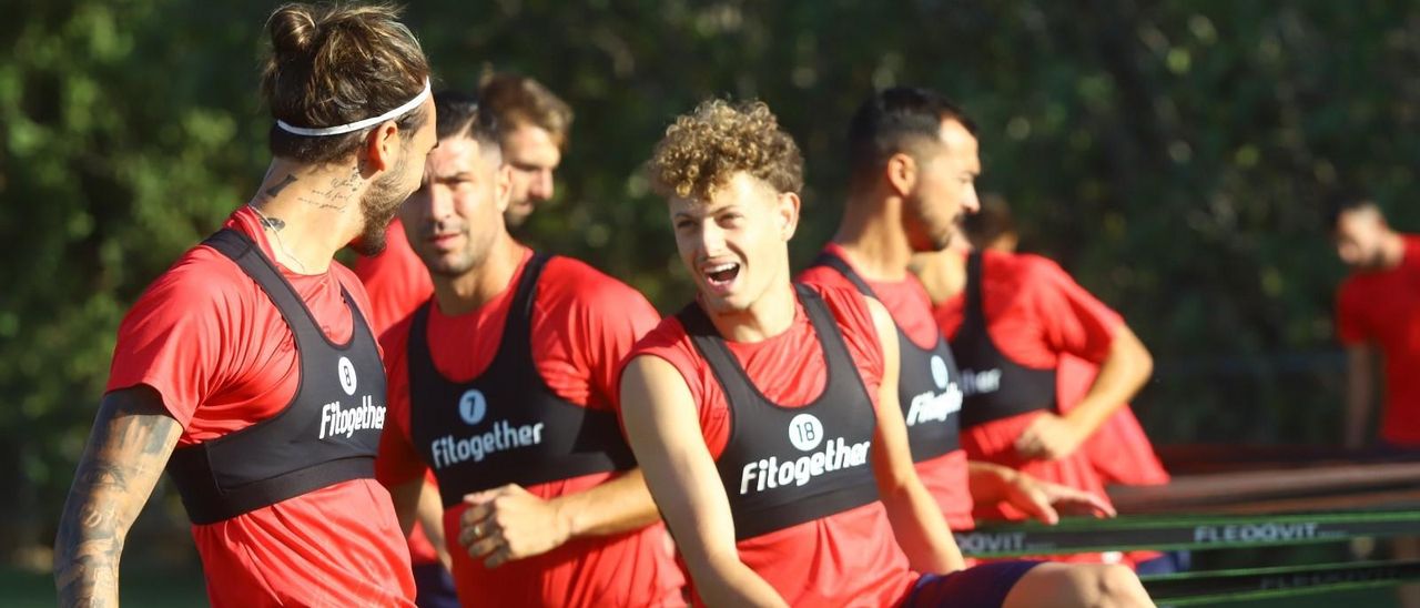 Gudelj y Simo, sonrientes durante la sesión de trabajo en la Ciudad Deportiva.