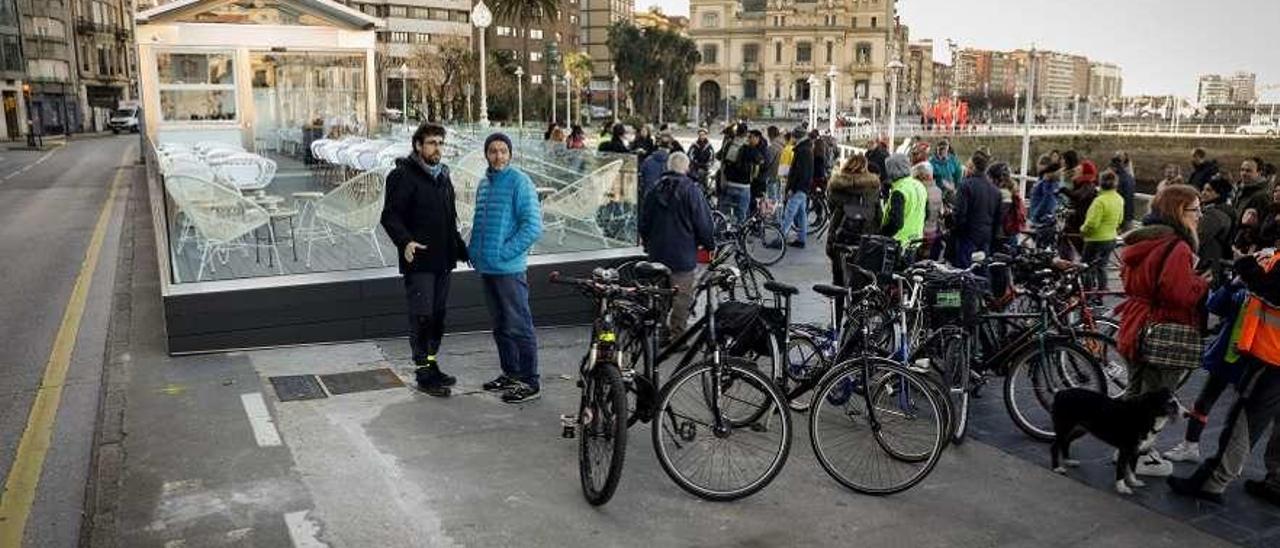 Protesta de ciclistas junto a la nueva terraza hostelera ubicada en los Jardines de la Reina.