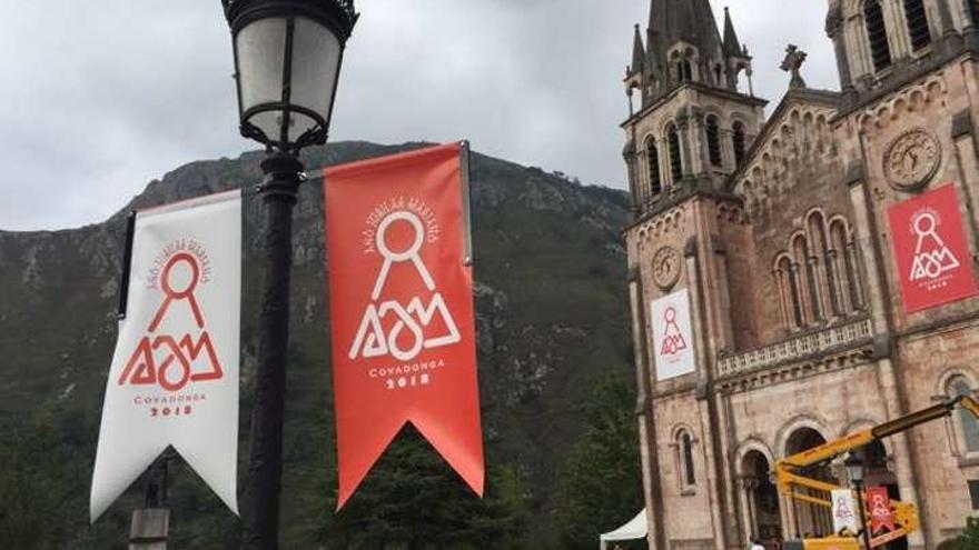 Las primeras banderolas del año jubilar en Covadonga.