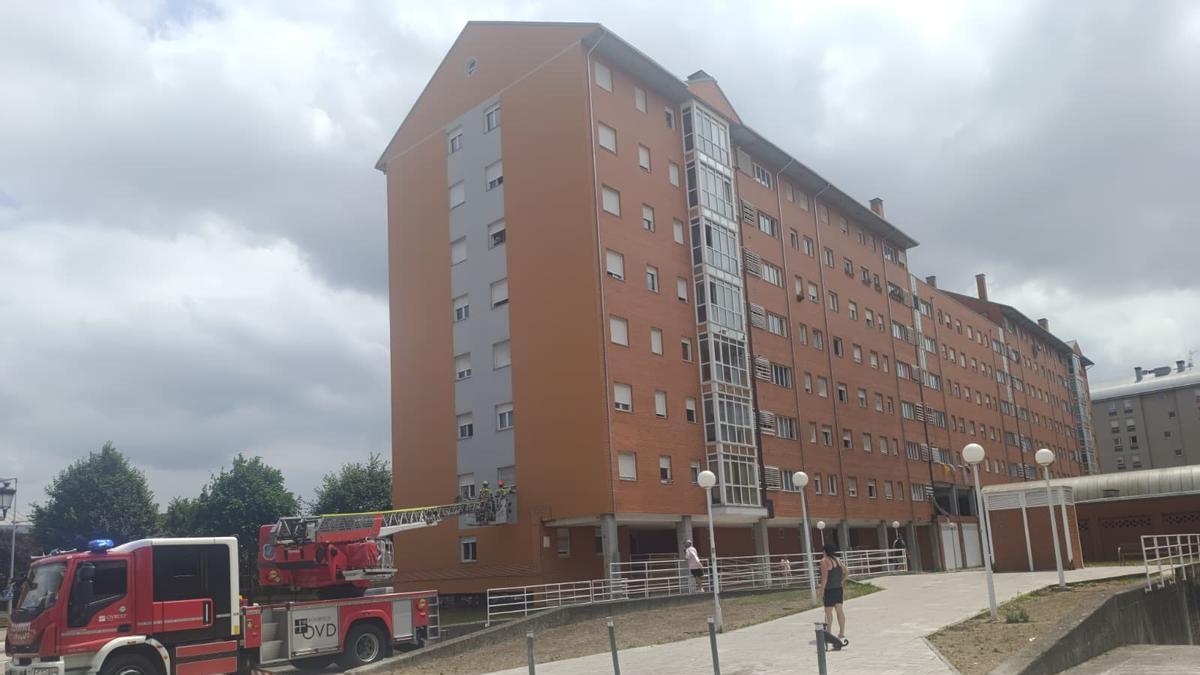 Los Bomberos accediendo a la vivienda.