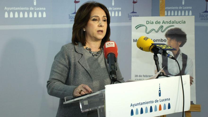 La edil de Fiestas, Araceli Rodríguez, en la presentación de los actos del 28F. | M. GONZÁLEZ