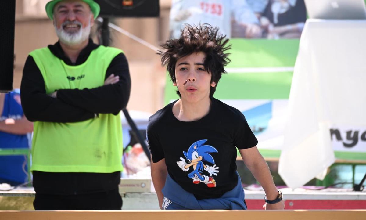 Los mejores momentos del campeonato de lanzamiento de hueso de dátil en Elche este segundo lunes de Pascua