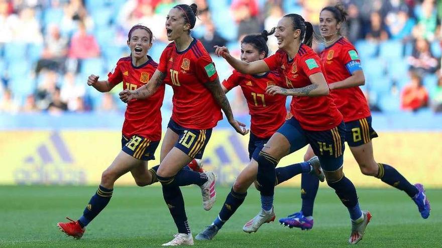 Jenni Hermoso celebra con sus compañeras el segundo de sus dos goles de penalti a la selección de Sudáfrica. // Europa Press