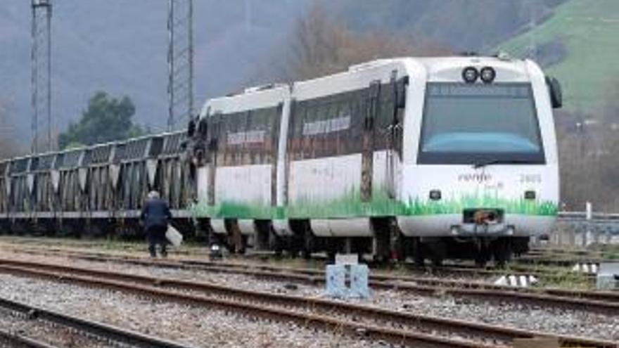 El primer tren de viajeros propulsado por gas licuado, el pasado mes de octubre, en la estación de Figaredo (Mieres).