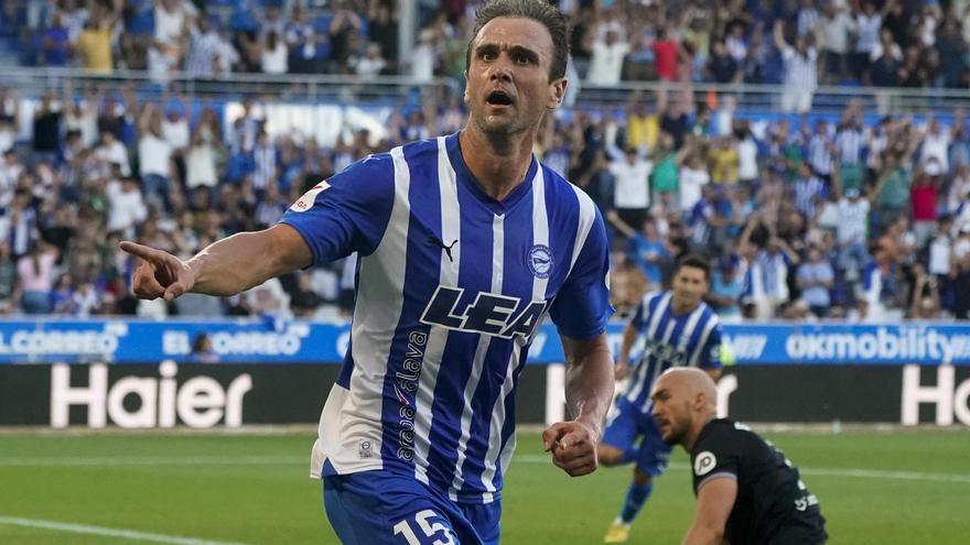 Kike García celebra uno de sus dos goles contra el Sevilla.