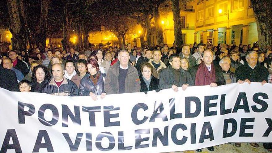 Dos hermanos de la víctima (en el centro, con el alcalde y Louzán) participaron en la concentración de ayer en Ponte Caldelas.