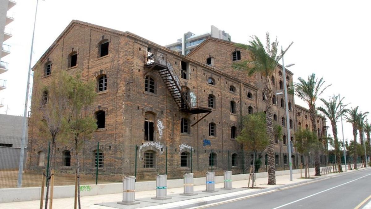 El edificio de la antigua fábrica CACI, en Badalona, que debería acoger el futuro museo del cómic.