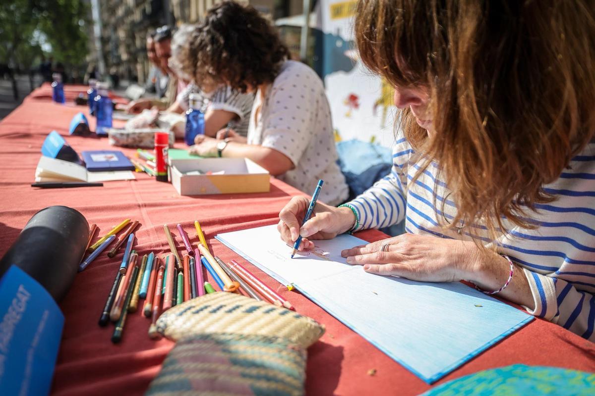 Ilustradores firmando libros durante Sant Jordi 2026, en el tradicional encuentro en el Pla de Nicolau Salmerón organizado por Casa Anita.