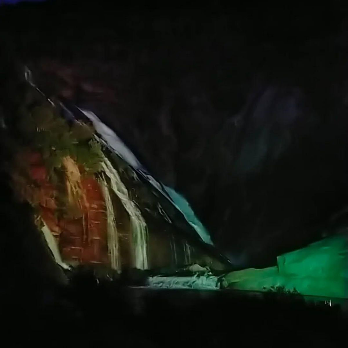Fervenza do Ézaro iluminada