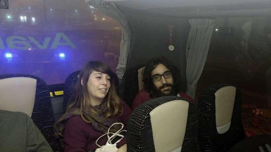 Miralles y Santacana, en el autobús que les llevaba a Madrid, horas antes de ser detenidos. // Efe