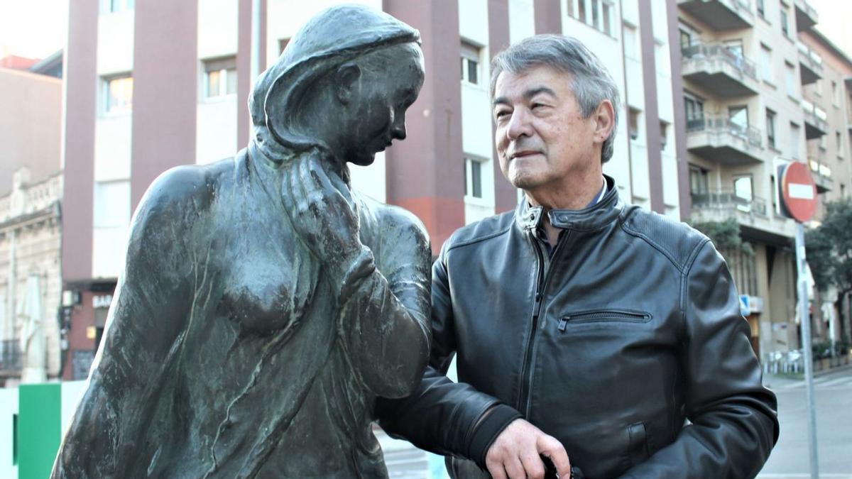 Jordi Oliveres al costat del monument a la Tramuntana