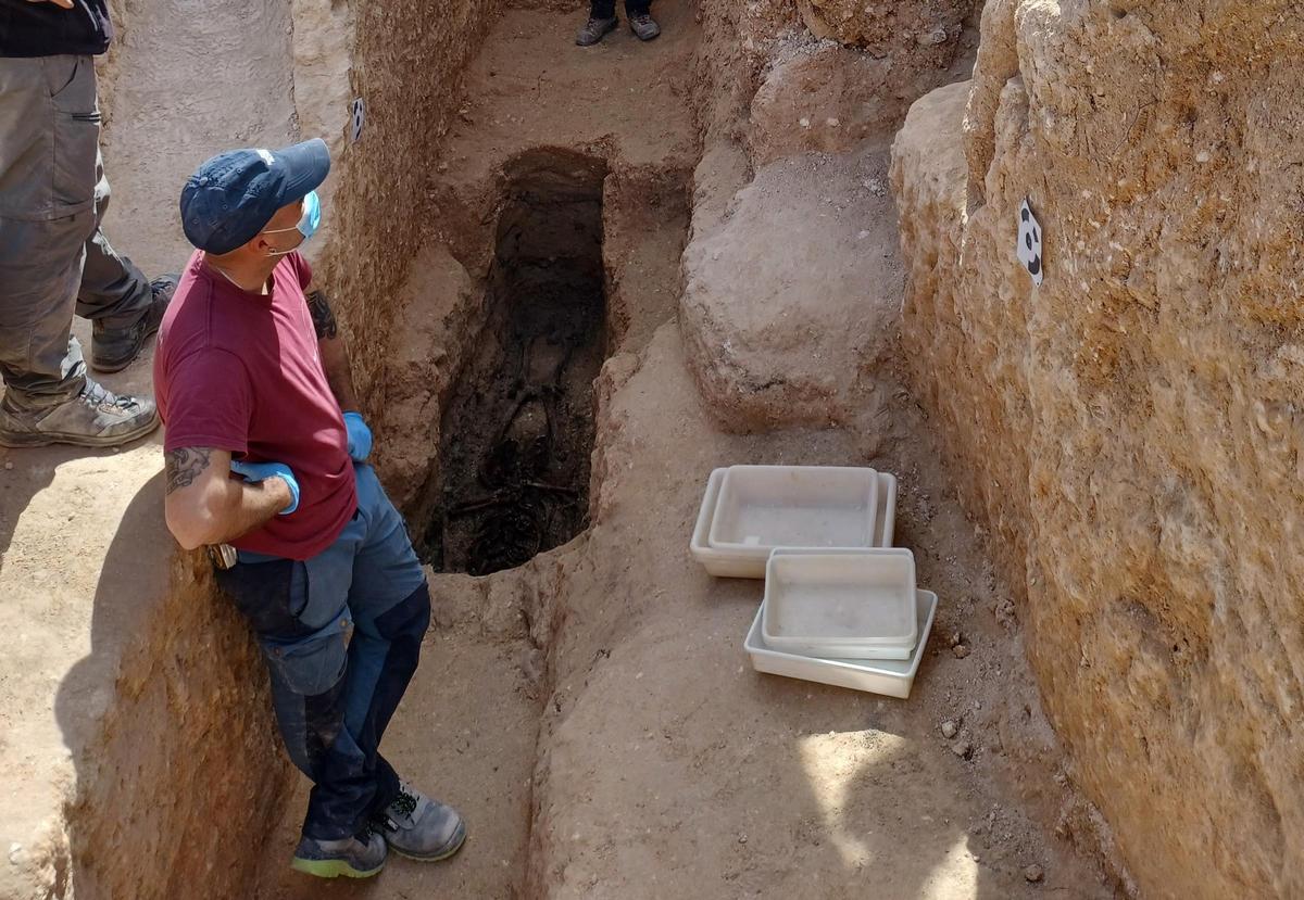 Excavación de la fosa en el cementerio de Enguera por el equipo de Arqueoantro, marzo de 2023.