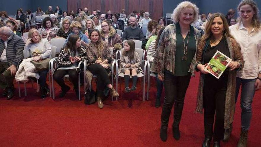 De izquierda a derecha, Ana Roza, Susana Sánchez y Cordelia Pickford, ayer, en el Club Prensa Asturiana.