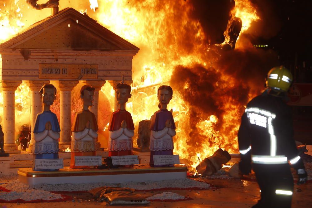 Alicante arde con las Hogueras