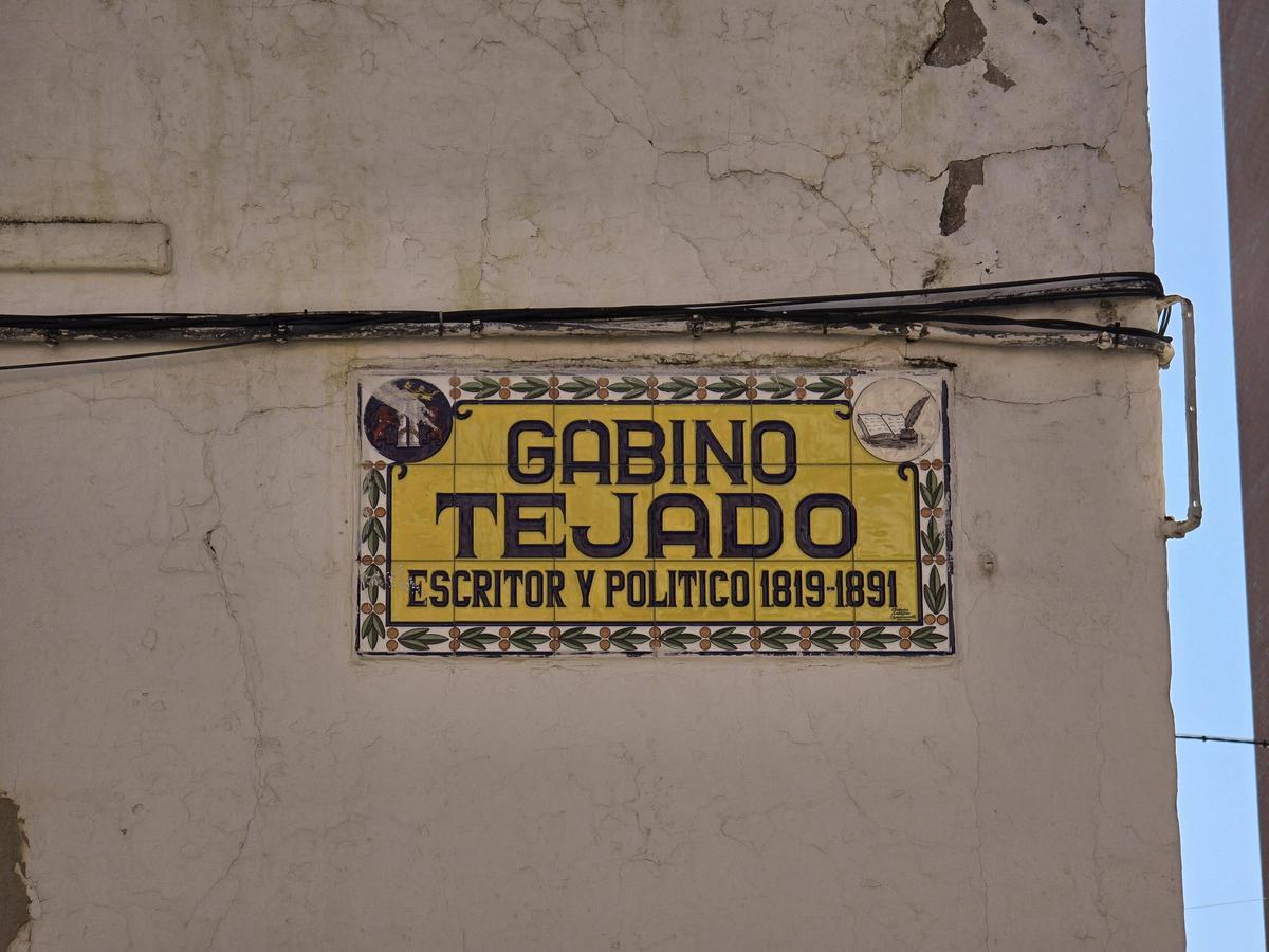 Placa que conmemora la figura de Gabino Tejado y da nombre a su calle.