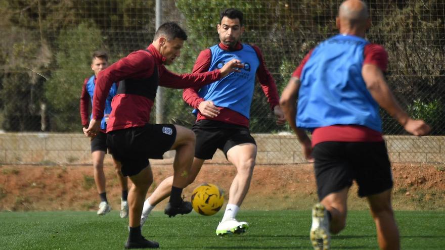 Damián Musto, centrocampista del FC Cartagena, controla un balón durante un entrenamiento. | PRENSA FC CARTAGENA