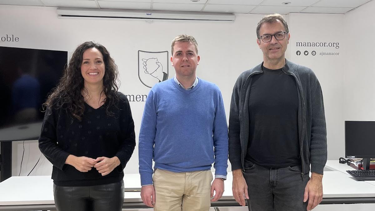 Pedro Puche, entre Nuria Hinojosa y Miquel Oliver, este viernes en el Ayuntamiento de Manacor.