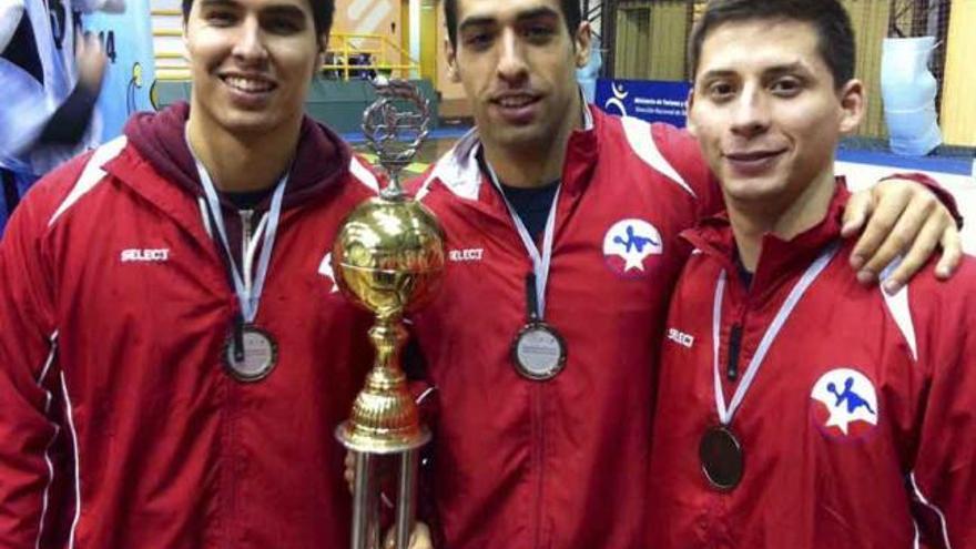 Reyes, Salinas y Ceballos, con el trofeo logrado con su selección.